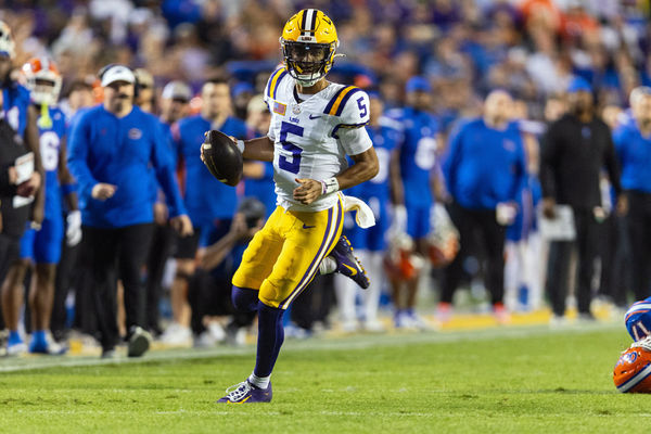 BATON ROUGE, LA - NOVEMBER 11: LSU Tigers quarterback Jayden Daniels (5) rushes the ball during a game between the LSU Tigers and the Florida Gators on November 11, 2023, at Tiger Stadium in Baton Rouge, Louisiana. (Photo by John Korduner/Icon Sportswire)