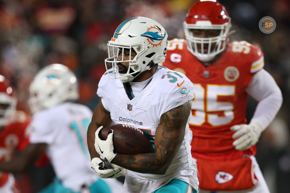 KANSAS CITY, MO - JANUARY 13: Miami Dolphins running back Raheem Mostert (31) carries the ball in the first quarter of an AFC Wild Card playoff game between the Miami Dolphins and Kansas City Chiefs on Jan 13, 2024 at GEHA Field at Arrowhead Stadium in Kansas City, MO. (Photo by Scott Winters/Icon Sportswire)