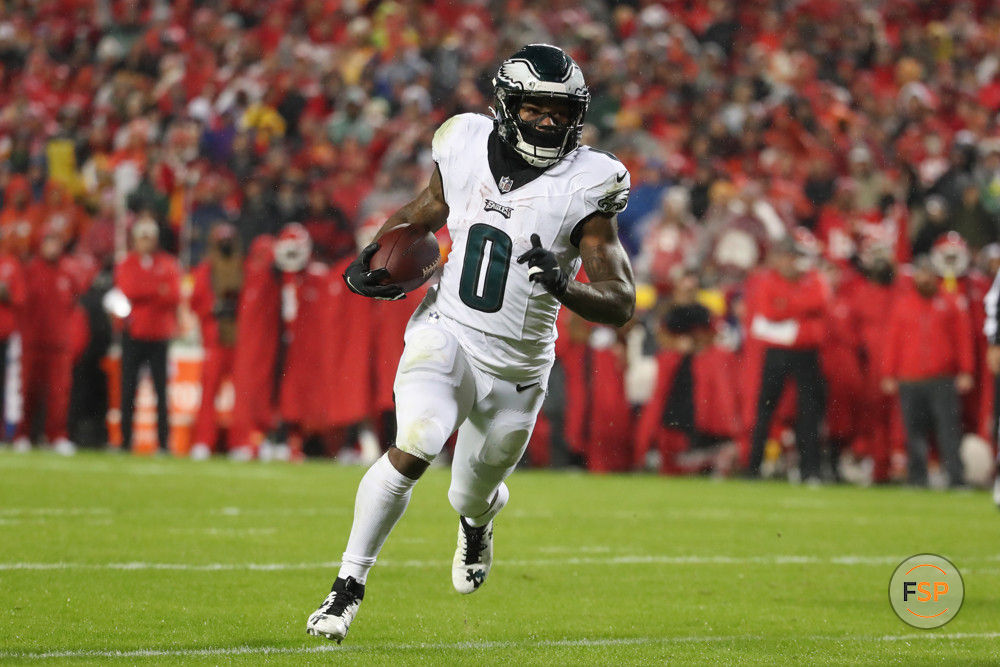 KANSAS CITY, MO - NOVEMBER 20: Philadelphia Eagles running back D'Andre Swift (0) runs for a 4-yard touchdown in the first quarter of an NFL football game between the Philadelphia Eagles and Kansas City Chiefs on Nov 20, 2023 at GEHA Field at Arrowhead Stadium in Kansas City, MO. (Photo by Scott Winters/Icon Sportswire)