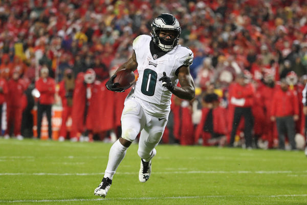 KANSAS CITY, MO - NOVEMBER 20: Philadelphia Eagles running back D'Andre Swift (0) runs for a 4-yard touchdown in the first quarter of an NFL football game between the Philadelphia Eagles and Kansas City Chiefs on Nov 20, 2023 at GEHA Field at Arrowhead Stadium in Kansas City, MO. (Photo by Scott Winters/Icon Sportswire)