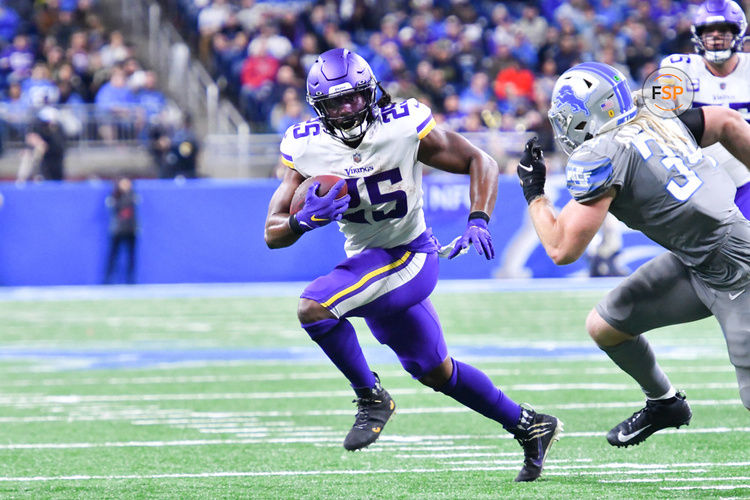 DETROIT, MI - DECEMBER 05: Minnesota Vikings running back Alexander Mattison (25) runs wide during the game between the Detroit Lions and the Minnesota Vikings on Sunday December 5, 2021 at Ford Field in Detroit, MI. (Photo by Steven King/Icon Sportswire)