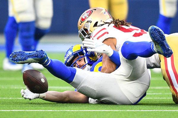 INGLEWOOD, CA - JANUARY 09: Los Angeles Rams Tight End Tyler Higbee (89) can’t come up with a catch as San Francisco 49ers Linebacker Fred Warner (54) defends during the NFL game between the San Francisco 49ers and the Los Angeles Rams on January 9, 2022, at SoFi Stadium in Inglewood, CA. (Photo by Brian Rothmuller/Icon Sportswire)