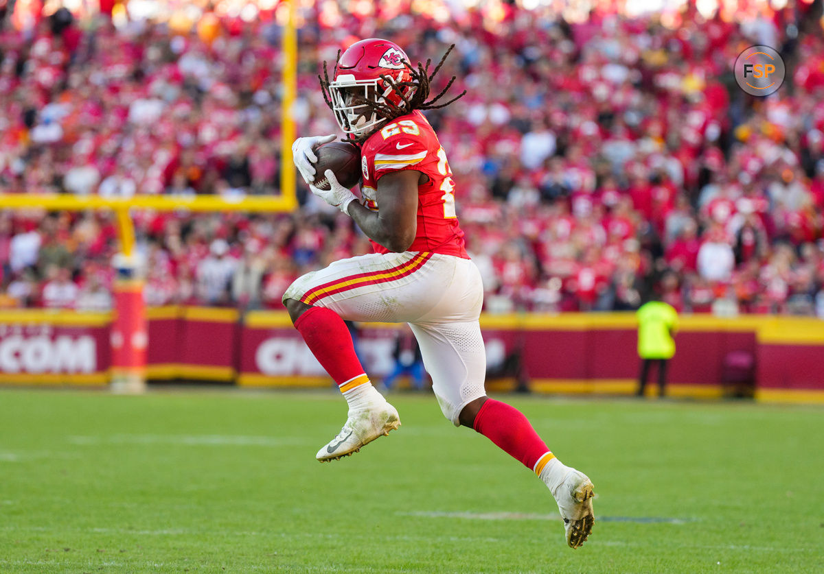 Nov 10, 2024; Kansas City, Missouri, USA; Kansas City Chiefs running back Kareem Hunt (29) catches a pass during the second half against the Denver Broncos at GEHA Field at Arrowhead Stadium. Credit: Jay Biggerstaff-Imagn Images