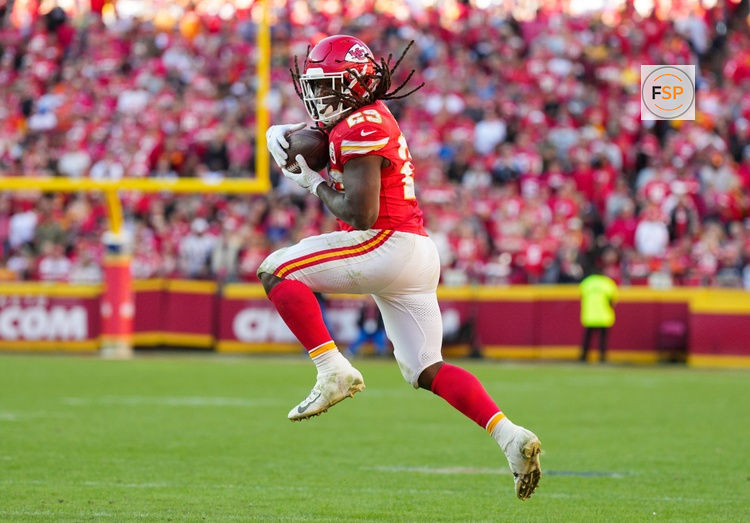 Nov 10, 2024; Kansas City, Missouri, USA; Kansas City Chiefs running back Kareem Hunt (29) catches a pass during the second half against the Denver Broncos at GEHA Field at Arrowhead Stadium. Credit: Jay Biggerstaff-Imagn Images