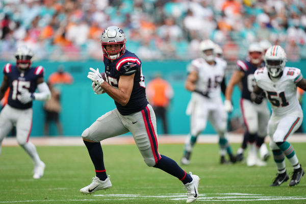 Sep 15, 2024; Foxborough, Massachusetts, USA; New England Patriots tight end Hunter Henry (85) runs the ball against the Seattle Seahawks in the second quarter at Gillette Stadium. Mandatory Credit: David Butler II-Imagn Images