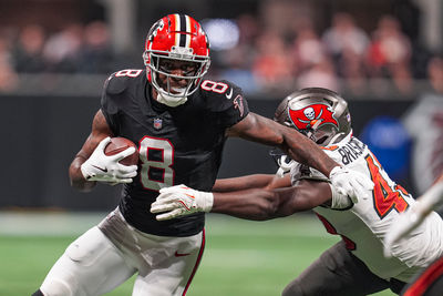 Oct 3, 2024; Atlanta, Georgia, USA; Atlanta Falcons tight end Kyle Pitts (8) runs against Tampa Bay Buccaneers linebacker Chris Braswell (43) after a catch at Mercedes-Benz Stadium. Mandatory Credit: Dale Zanine-Imagn Images