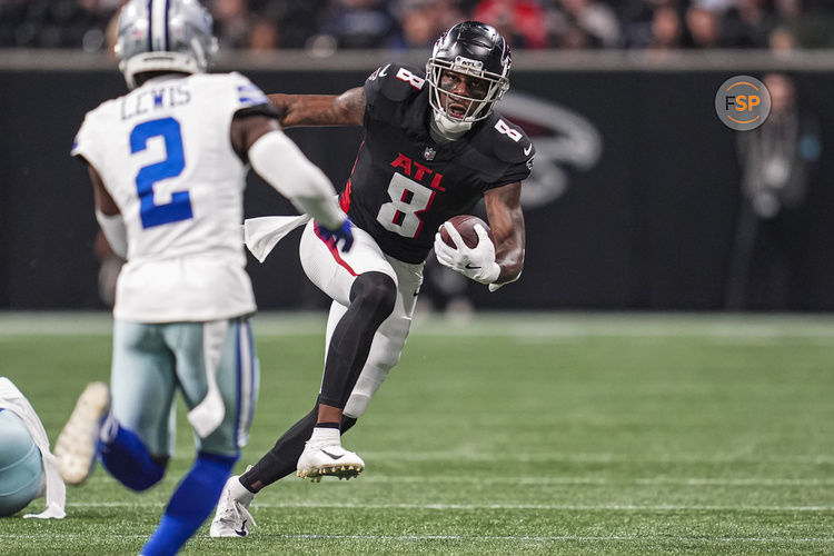 Nov 3, 2024; Atlanta, Georgia, USA; Atlanta Falcons tight end Kyle Pitts (8) runs after a catch against the Dallas Cowboys during the second half at Mercedes-Benz Stadium. Credit: Dale Zanine-Imagn Images