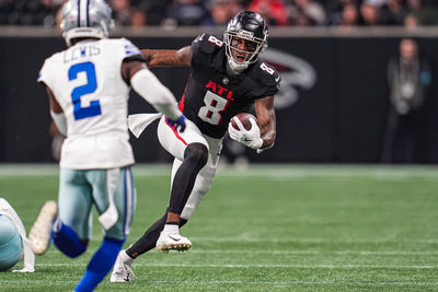 Nov 3, 2024; Atlanta, Georgia, USA; Atlanta Falcons tight end Kyle Pitts (8) runs after a catch against the Dallas Cowboys during the second half at Mercedes-Benz Stadium. Mandatory Credit: Dale Zanine-Imagn Images