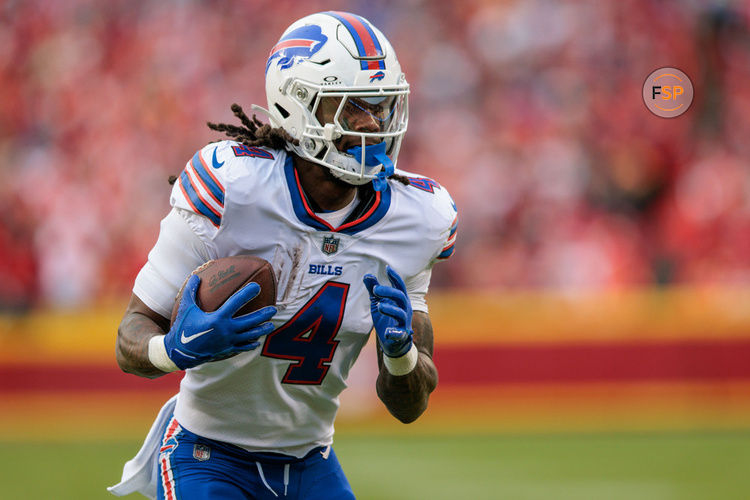 KANSAS CITY, MO - DECEMBER 10: Buffalo Bills running back James Cook (4) runs the ball against the Kansas City Chiefs on December 10th at Arrowhead Stadium in Kansas City, Missouri. (Photo by William Purnell/Icon Sportswire)