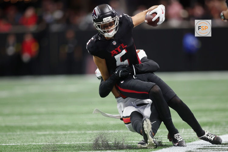 Sep 7, 2025; Atlanta, Georgia, USA; Tampa Bay Buccaneers linebacker Lavonte David (54) tackles Atlanta Falcons wide receiver Drake London (5) as he runs out of bounds during the second quarter at Mercedes-Benz Stadium. Credit: Brett Davis-Imagn Images