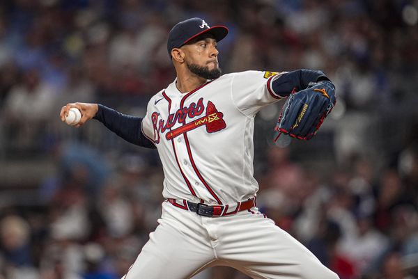 May 13, 2026; Cumberland, Georgia, USA; Atlanta Braves pitcher Robert Suarez (75) pitches against the Chicago Cubs during the eighth inning at Truist Park. Mandatory Credit: Dale Zanine-Imagn Images