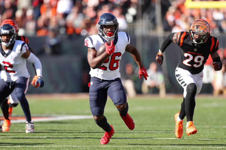 CINCINNATI, OH - NOVEMBER 12: Houston Texans running back Devin Singletary (26) carries the ball during the game against the Houston Texans and the Cincinnati Bengals on November 12, 2023, at Paycor Stadium in Cincinnati, OH. (Photo by Ian Johnson/Icon Sportswire)