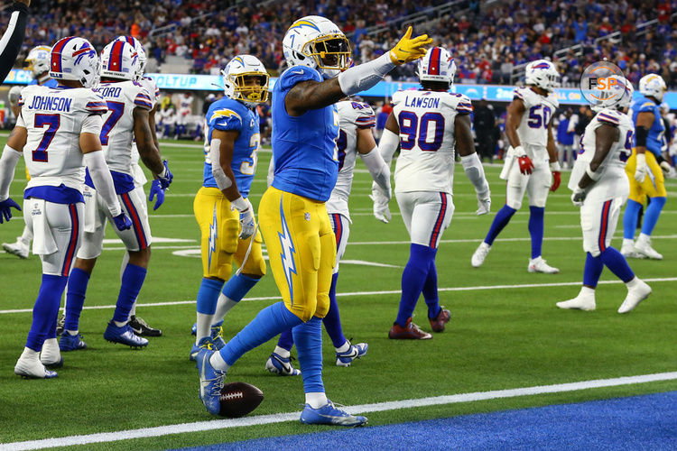 INGLEWOOD, CA - DECEMBER 23: Los Angeles Chargers tight end Gerald Everett (7) signals first down during the NFL game between the Buffalo Bills and the Los Angeles Chargers on December 23, 2023, at SoFi Stadium in Inglewood, CA. (Photo by Jevone Moore/Icon Sportswire)