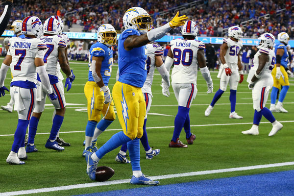 INGLEWOOD, CA - DECEMBER 23: Los Angeles Chargers tight end Gerald Everett (7) signals first down during the NFL game between the Buffalo Bills and the Los Angeles Chargers on December 23, 2023, at SoFi Stadium in Inglewood, CA. (Photo by Jevone Moore/Icon Sportswire)