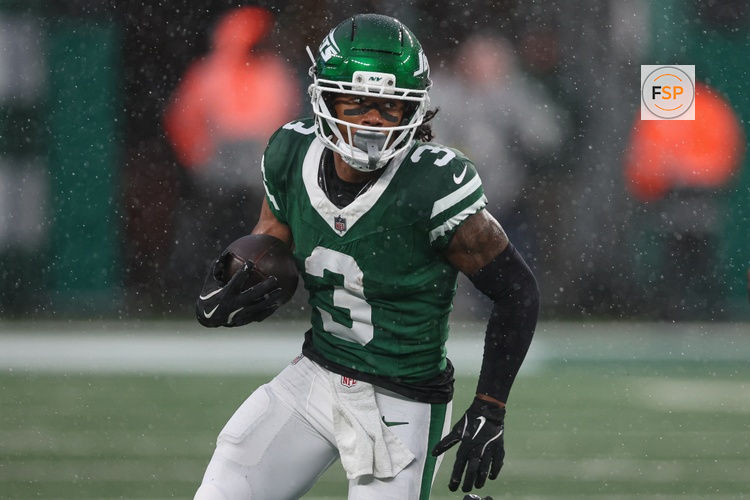 Nov 9, 2025; East Rutherford, New Jersey, USA; New York Jets wide receiver John Metchie III (3) carries the ball during the second half against the Cleveland Browns at MetLife Stadium. Credit: Vincent Carchietta-Imagn Images