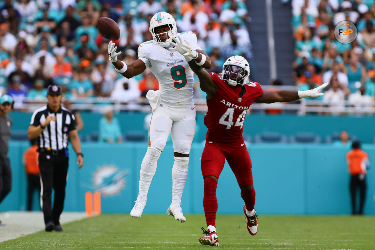 Oct 27, 2024; Miami Gardens, Florida, USA; Miami Dolphins tight end Jonnu Smith (9) cannot make a catch against Arizona Cardinals linebacker Owen Pappoe (44) during the fourth quarter at Hard Rock Stadium. Credit: Sam Navarro-Imagn Images