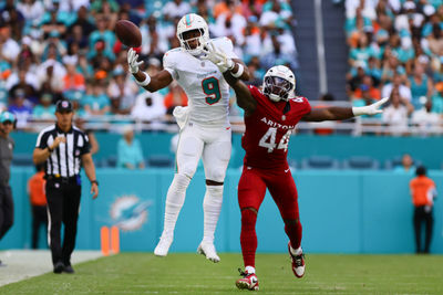 Oct 27, 2024; Miami Gardens, Florida, USA; Miami Dolphins tight end Jonnu Smith (9) cannot make a catch against Arizona Cardinals linebacker Owen Pappoe (44) during the fourth quarter at Hard Rock Stadium. Mandatory Credit: Sam Navarro-Imagn Images