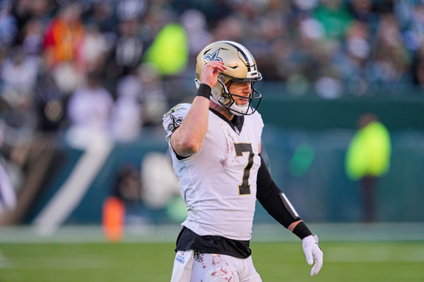 PHILADELPHIA, PA - JANUARY 01: New Orleans Saints tight end Taysom Hill (7) heads to the sideline during the game between the New Orleans Saints and the Philadelphia Eagles on January 1, 2023 at Lincoln Financial Field in Philadelphia, PA. (Photo by Andy Lewis/Icon Sportswire)