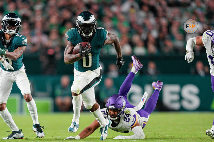 PHILADELPHIA, PA - SEPTEMBER 14: Philadelphia Eagles running back D'Andre Swift (0) rushes for a large gain during the game between the Minnesota Vikings and the Philadelphia Eagles on September 14, 2023, at Lincoln Financial Field, in Philadelphia, PA. (Photo by Andy Lewis/Icon Sportswire)