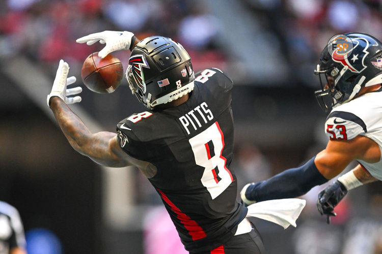 ATLANTA, GA – OCTOBER 08:  Atlanta tight end Kyle Pitts (8) attempts to make a catch during the NFL game between the Houston Texans and the Atlanta Falcons on October 8th, 2023 at Mercedes-Benz Stadium in Atlanta, GA.  (Photo by Rich von Biberstein/Icon Sportswire)