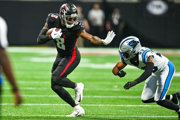 ATLANTA, GA – SEPTEMBER 10:  Atlanta tight end Kyle Pitts (8) runs with the ball after a reception during the NFL game between the Carolina Panthers and the Atlanta Falcons on September 10th, 2023 at Mercedes-Benz Stadium in Atlanta, GA.  (Photo by Rich von Biberstein/Icon Sportswire)