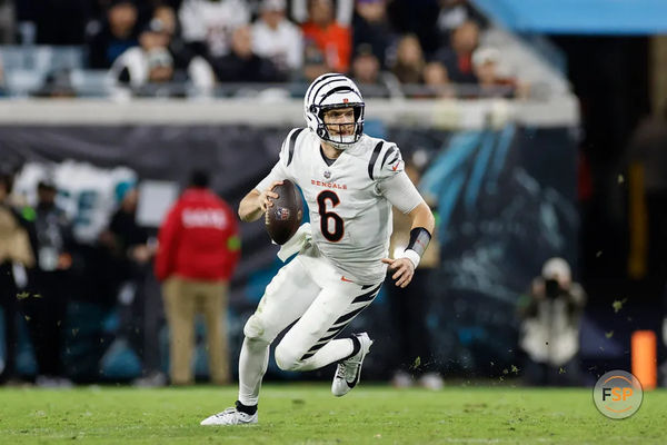 JACKSONVILLE, FL - DECEMBER 04: Cincinnati Bengals quarterback Jake Browning (6) throws a pass during the game between the Jacksonville Jaguars and the Cincinnati Bengals on December 4, 2023 at EverBank Stadium in Jacksonville, Fl. (Photo by David Rosenblum/Icon Sportswire)