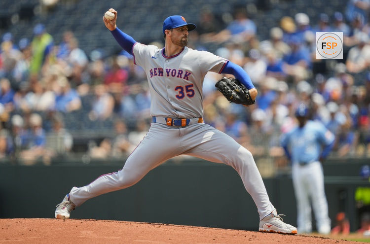Jul 13, 2025; Kansas City, Missouri, USA; New York Mets starting pitcher Clay Holmes (35) pitches during the first inning against the Kansas City Royals at Kauffman Stadium. Credit: Jay Biggerstaff-Imagn Images