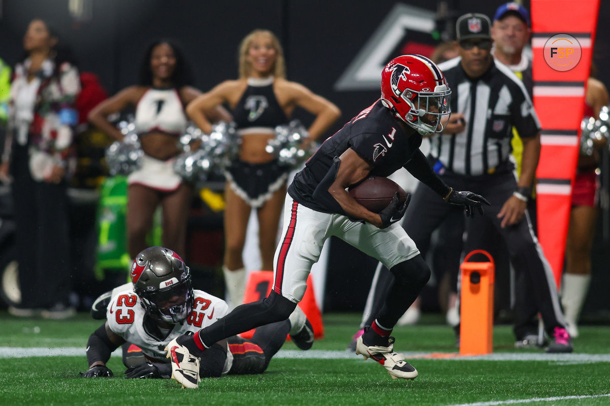 Oct 3, 2024; Atlanta, Georgia, USA; Atlanta Falcons wide receiver Darnell Mooney (1) runs after a catch for a touchdown against the Tampa Bay Buccaneers in the fourth quarter at Mercedes-Benz Stadium. Credit: Brett Davis-Imagn Images
