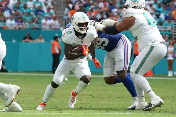 MIAMI GARDENS, FL - OCTOBER 08: Miami Dolphins running back De'Von Achane (28) rushes during the game between the New York Giants and the Miami Dolphins on Sunday, October 8, 2023 at Hard Rock Stadium, Miami Gardens, Fla. (Photo by Peter Joneleit/Icon Sportswire)