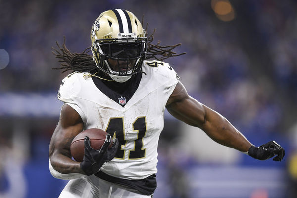 INDIANAPOLIS, IN - OCTOBER 29: New Orleans Saints Running Back Alvin Kamara (41) carries during the NFL game between the New Orleans Saints and the Indianapolis Colts on October 29, 2023, at Lucas Oil Stadium in Indianapolis, Indiana. (Photo by Michael Allio/Icon Sportswire)