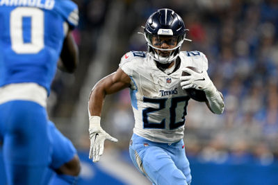 Oct 27, 2024; Detroit, Michigan, USA;  Tennessee Titans running back Tony Pollard (20) runs the ball against the Detroit Lions in the fourth quarter at Ford Field. Mandatory Credit: Lon Horwedel-Imagn Images