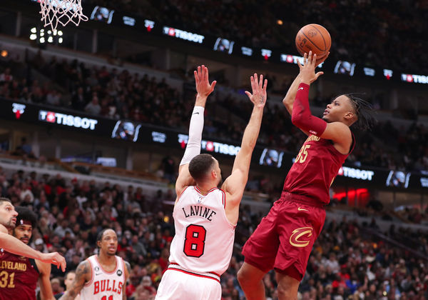 CHICAGO, IL - DECEMBER 31: Cleveland Cavaliers Forward Isaac Okoro (35) shoots the ball over Chicago Bulls Guard Zach LaVine (8) during a NBA game between the Cleveland  Cavaliers and the Chicago Bulls on December 31, 2022 at the United Center in Chicago, IL. (Photo by Melissa Tamez/Icon Sportswire)