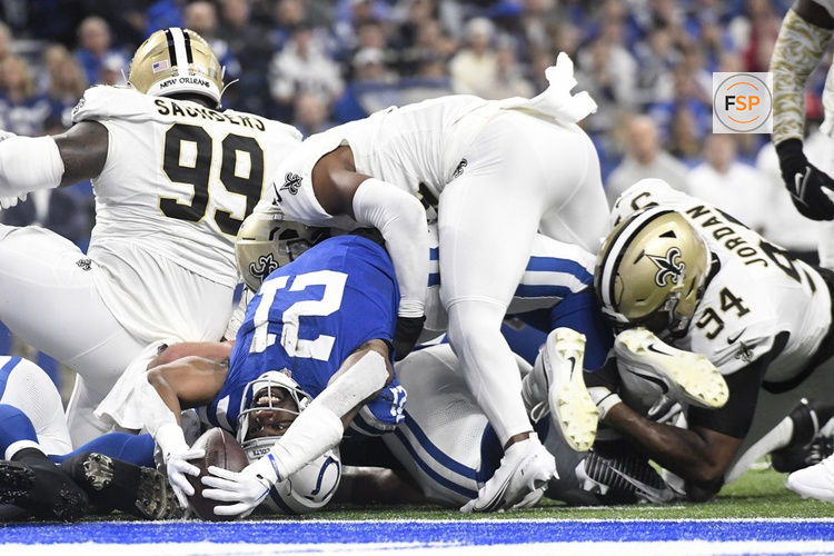 INDIANAPOLIS, IN - OCTOBER 29: Indianapolis Colts Running Back Zack Moss (21) stretches the ball across the goal line during the NFL game between the New Orleans Saints and the Indianapolis Colts on October 29, 2023, at Lucas Oil Stadium in Indianapolis, Indiana. (Photo by Michael Allio/Icon Sportswire)