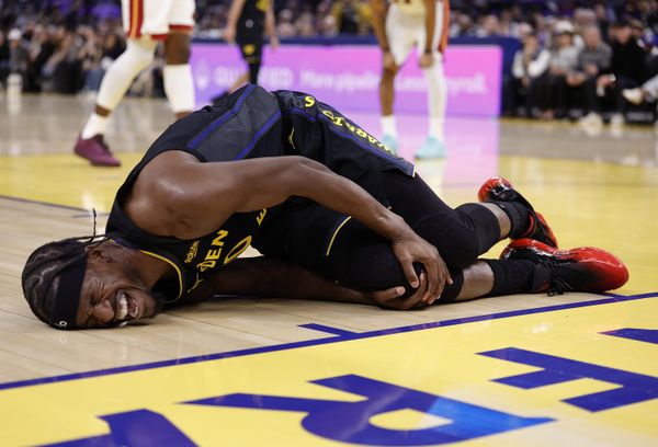 Jan 19, 2026; San Francisco, California, USA; Golden State Warriors forward Jimmy Butler III (10) holds his right knee as he goes down with an injury during the third quarter against the Miami Heat at Chase Center. Mandatory Credit: Kelley L Cox-Imagn Images
