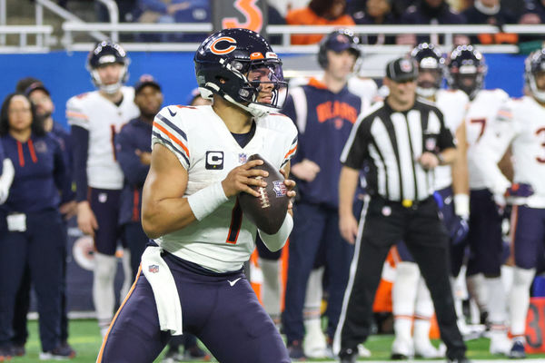 DETROIT, MI - JANUARY 01:  Chicago Bears quarterback Justin Fields (1) looks for a receiver during the fourth quarter of an NFL football game between the Chicago Bears and the Detroit Lions on January 1, 2023 at Ford Field in Detroit, Michigan.  (Photo by Scott W. Grau/Icon Sportswire)