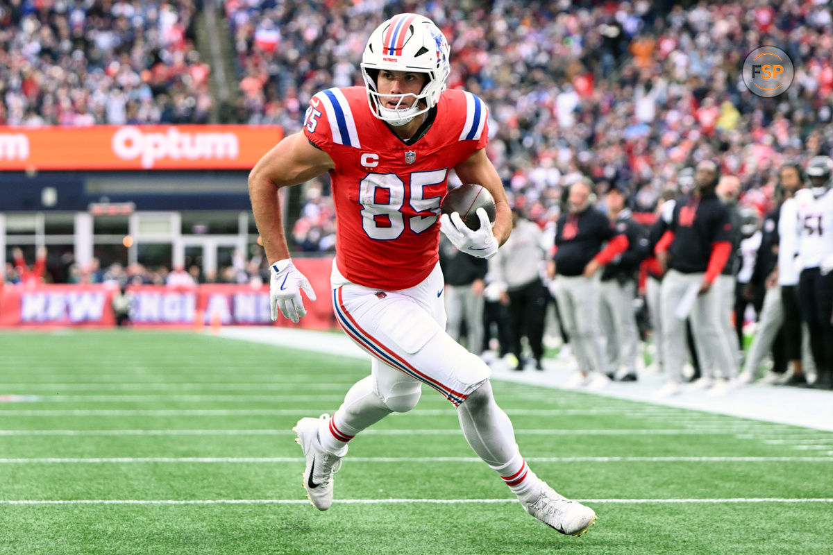 Oct 13, 2024; Foxborough, Massachusetts, USA; New England Patriots tight end Hunter Henry (85) runs for a touchdown against the Houston Texans during the second half at Gillette Stadium. Credit: Brian Fluharty-Imagn Images