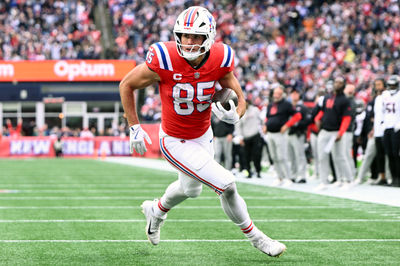 Oct 13, 2024; Foxborough, Massachusetts, USA; New England Patriots tight end Hunter Henry (85) runs for a touchdown against the Houston Texans during the second half at Gillette Stadium. Mandatory Credit: Brian Fluharty-Imagn Images