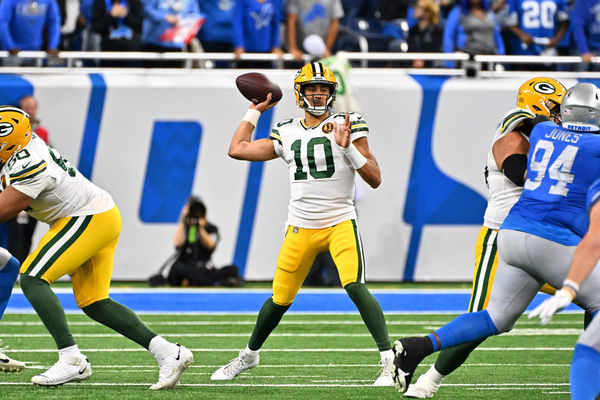 DETROIT, MI - NOVEMBER 23: Green Bay Packers quarterback Jordan Love (10) throws deep over the middle during the Detroit Lions versus the Green Bay Packers game on Thursday November 23, 2023 at Ford Field in Detroit, MI. (Photo by Steven King/Icon Sportswire)