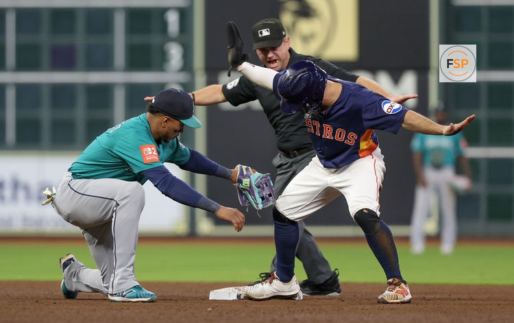Sep 21, 2025; Houston, Texas, USA; Second base umpire Mike Muchlinski (76) calls Houston Astros second baseman Jose Altuve (27) safe at second base against Seattle Mariners second baseman Jorge Polanco (7) in the fifth inning at Daikin Park. Credit: Thomas Shea-Imagn Images