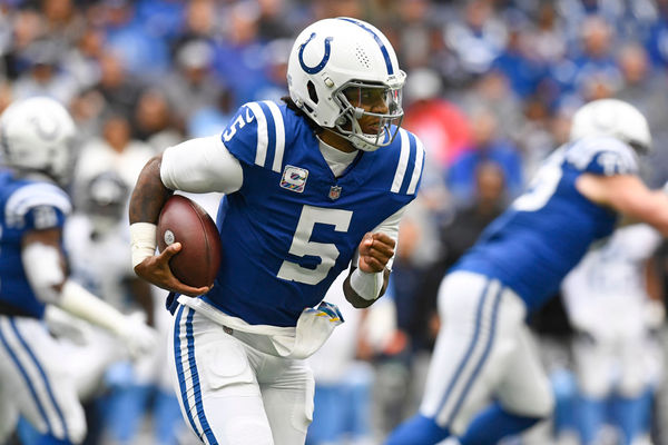 INDIANAPOLIS, IN - OCTOBER 08: Indianapolis Colts Quarterback Anthony Richardson (5) carries during the NFL game between the Tennessee Titans and the Indianapolis Colts on October 8, 2023, at Lucas Oil Stadium in Indianapolis, Indiana. (Photo by Michael Allio/Icon Sportswire)