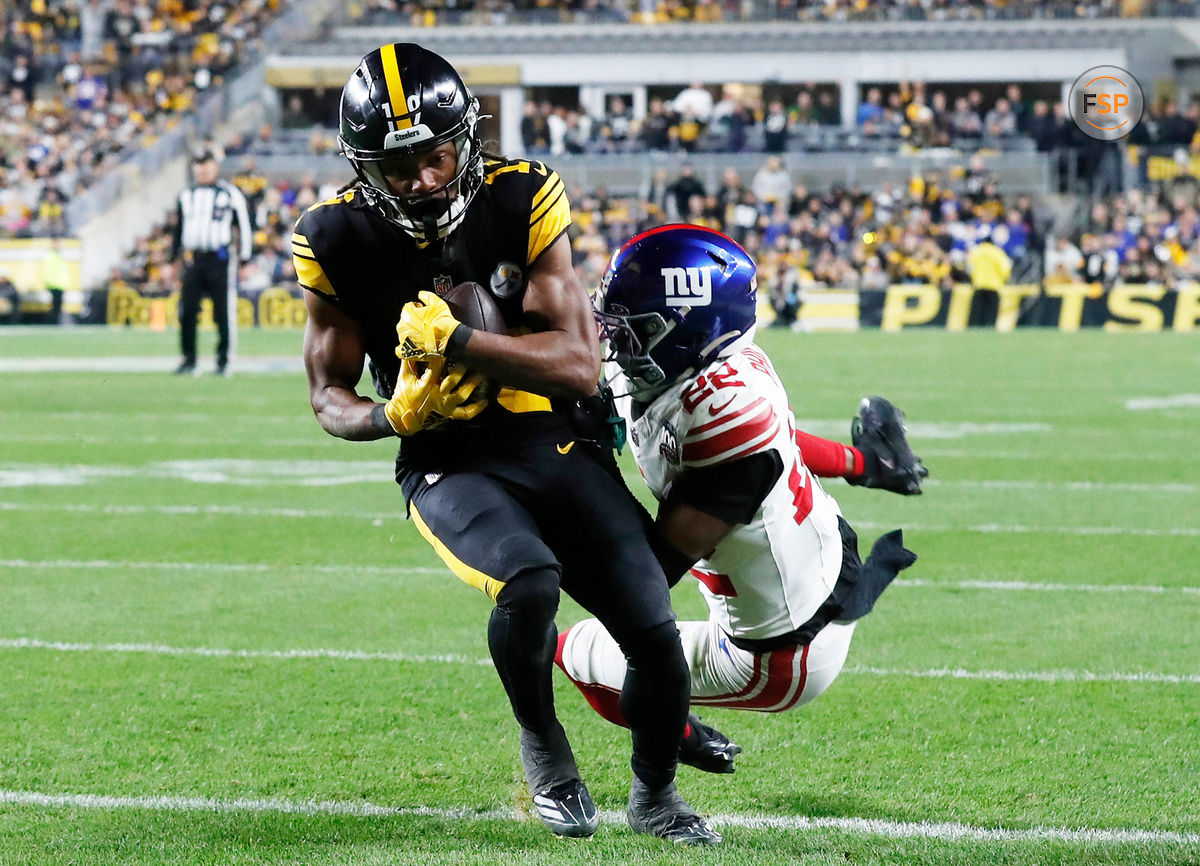 Oct 28, 2024; Pittsburgh, Pennsylvania, USA; Pittsburgh Steelers wide receiver Calvin Austin III (19) scores a touchdown on a twenty-nine yard pass reception behind New York Giants cornerback Dru Phillips (22) during the fourth quarter at Acrisure Stadium. Credit: Charles LeClaire-Imagn Images