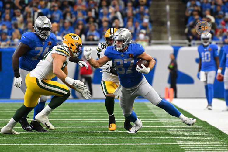 DETROIT, MI - NOVEMBER 23: Detroit Lions tight end Sam LaPorta (87) is penned in along the sidelines after a catch during the Detroit Lions versus the Green Bay Packers game on Thursday November 23, 2023 at Ford Field in Detroit, MI. (Photo by Steven King/Icon Sportswire)