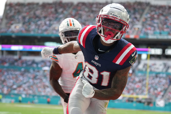 MIAMI GARDENS, FL - OCTOBER 29: New England Patriots wide receiver Demario Douglas (81) looks toward the ball after missing a would-be touchdown catch as \mis4\ defends during the game between the New England Patriots and the Miami Dolphins on Sunday, October 29, 2023 at Hard Rock Stadium, Miami Gardens, Fla. (Photo by Peter Joneleit/Icon Sportswire)