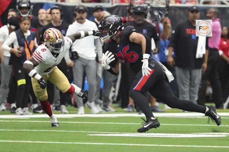 Oct 26, 2025; Houston, Texas, USA; Houston Texans tight end Dalton Schultz (86) runs with the ball after a reception as San Francisco 49ers safety Malik Mustapha (6) defends during the third quarter at NRG Stadium. Credit: Troy Taormina-Imagn Images