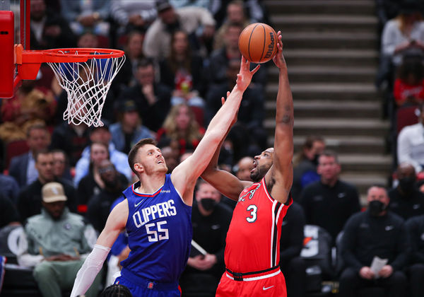 CHICAGO, IL - MARCH 31: Los Angeles Clippers center Isaiah Hartenstein (55) blocks Chicago Bulls center Tristan Thompson (3) shot during a NBA game between the Los Angeles Clippers and the Chicago Bulls on March 31, 2022 at the United Center in Chicago, IL. (Photo by Melissa Tamez/Icon Sportswire)