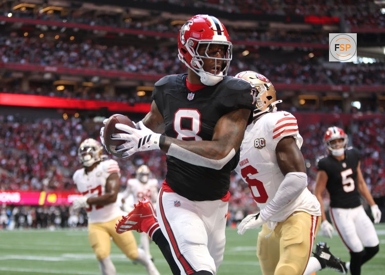 Oct 25, 2026; Atlanta, Georgia, USA;  Atlanta Falcons tight end Kyle Pitts Sr. (8) catches a five-yard touchdown pass against the San Francisco 49ers during the third quarter at Mercedes-Benz Stadium.  Credit: Brett Davis-Imagn Images