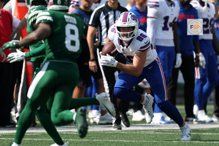 Sep 14, 2025; East Rutherford, New Jersey, USA; Buffalo Bills tight end Dalton Kincaid (86) makes a catch against New York Jets safety Andre Cisco (8) during the first half at MetLife Stadium. Credit: Vincent Carchietta-Imagn Images
