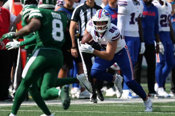 Sep 14, 2025; East Rutherford, New Jersey, USA; Buffalo Bills tight end Dalton Kincaid (86) makes a catch against New York Jets safety Andre Cisco (8) during the first half at MetLife Stadium. Mandatory Credit: Vincent Carchietta-Imagn Images