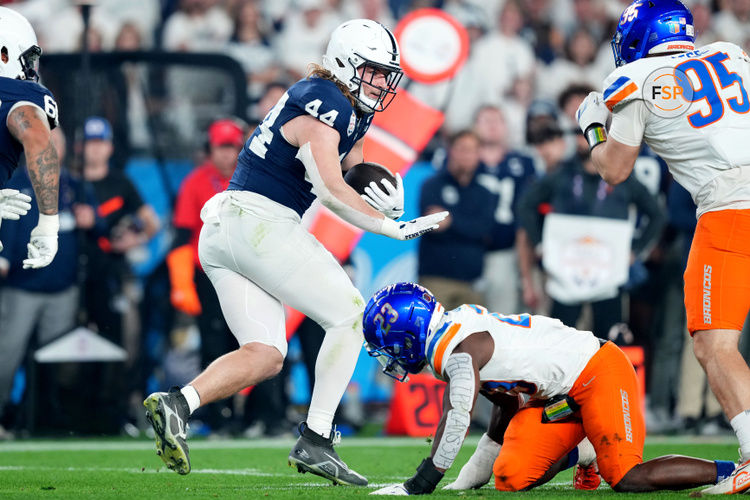 Dec 31, 2024; Glendale, AZ, USA; Penn State Nittany Lions tight end Tyler Warren (44) makes a catch against the Boise State Broncos during the first half in the Fiesta Bowl at State Farm Stadium. Credit: Joe Camporeale-Imagn Images