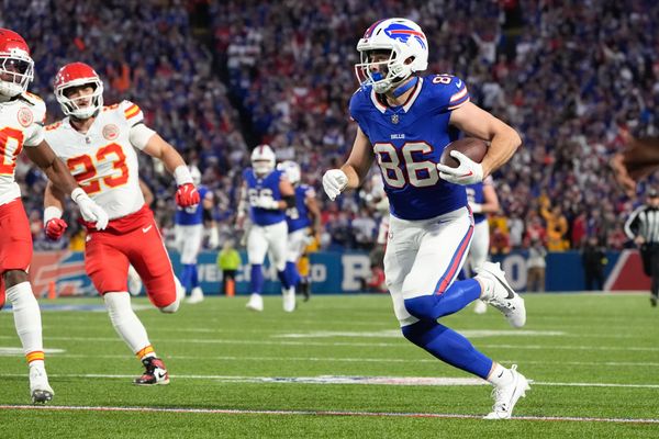 Nov 2, 2025; Orchard Park, New York, USA; Buffalo Bills tight end Dalton Kincaid (86) runs with the ball in the second quarter against the Kansas City Chiefs at Highmark Stadium. Mandatory Credit: Gregory Fisher-Imagn Images